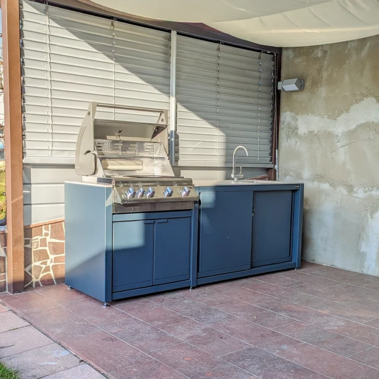Outdoor Küche Dukin mit integriertem Grillmodul und Napoleon Bilex Grill